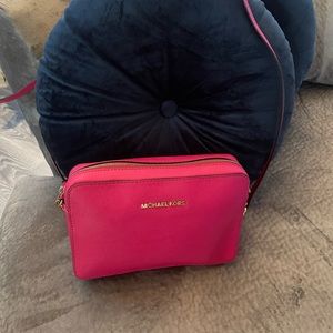 Cute pop color MK crossbody adjustable strap…clean inside